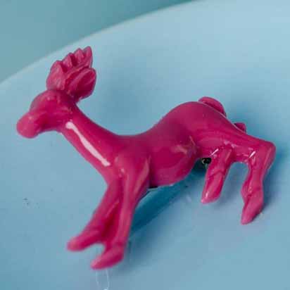 Reg junior deer brooch - cerise