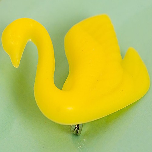 Maris junior swan brooch - soft yellow