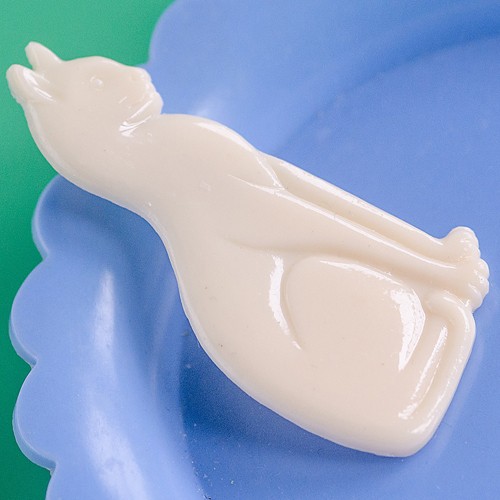 Bluebell cat brooch - cream