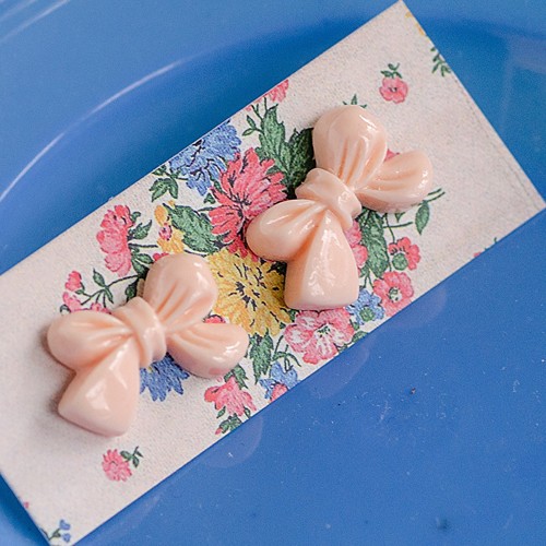 margo bow earrings - peach puff
