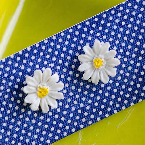 Hazy daisy earrings wee - white