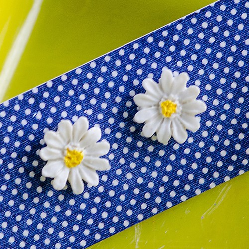 Hazy daisy earrings wee - white