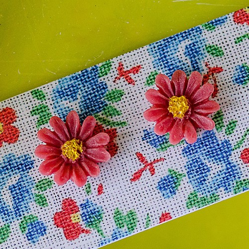 Hazy daisy earrings wee - red