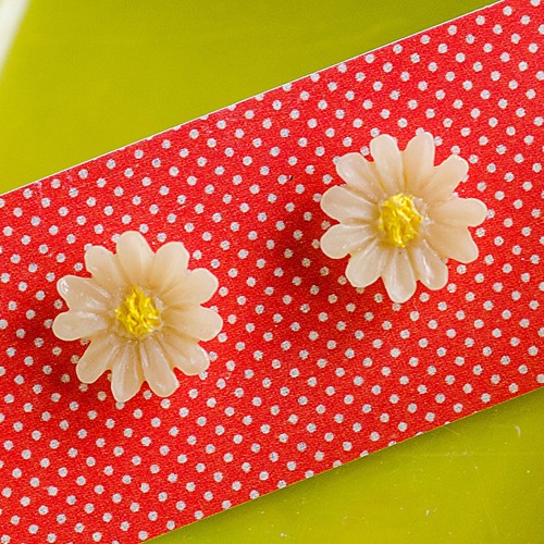 hazy daisy earrings wee - cream