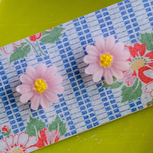 hazy daisy earrings wee - pale pink