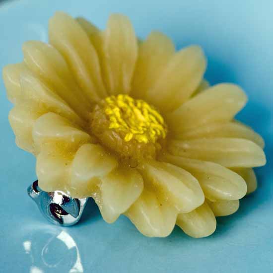 Hazy daisy brooch - creamy vanilla