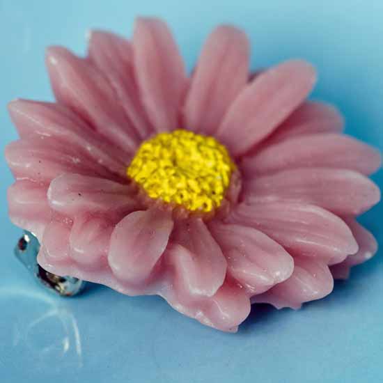 Hazy daisy brooch - woodrose