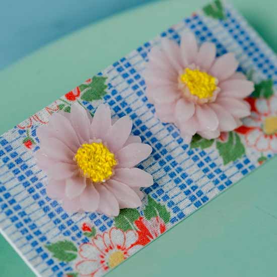 Hazy daisy earrings - pale pink