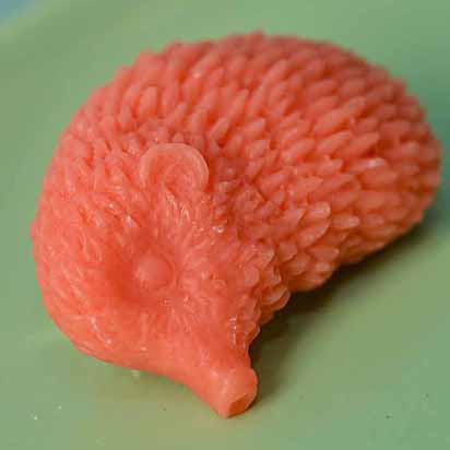 Zack hedgehog brooch - coral