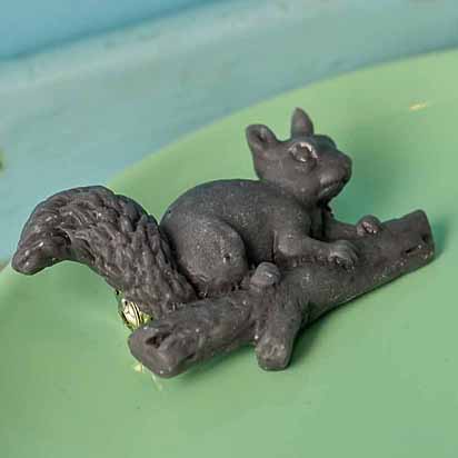 Wardy outdoors squirrel brooch grey