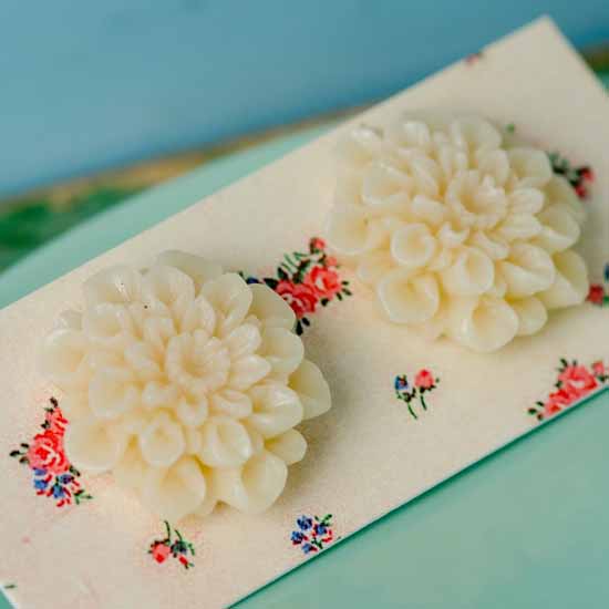tolly flower earrings - creamy vanilla