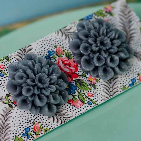 tolly flower earrings - grey