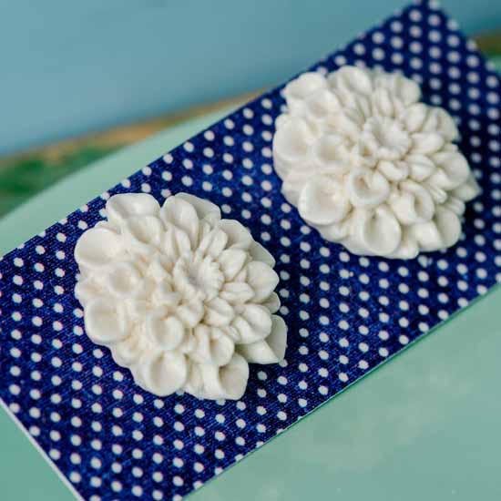 Tolly flower earrings - chalky white