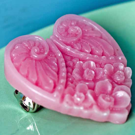 meg small heart brooch - pale pink