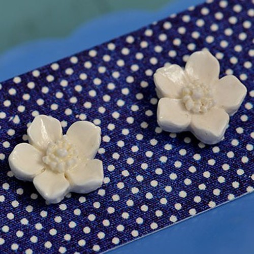 Cynthia earrings wee - chalky white
