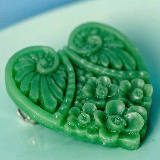 Meg small heart brooch - green