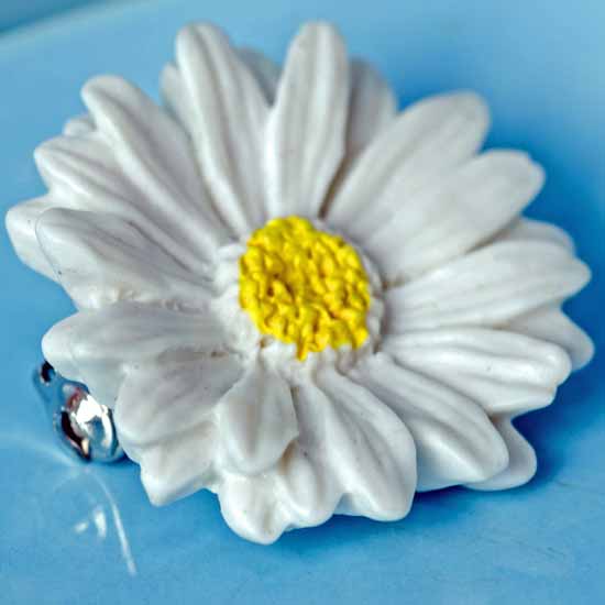 hazy daisy brooch - white