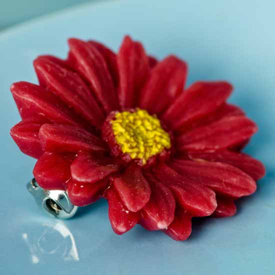 hazy daisy brooch - red