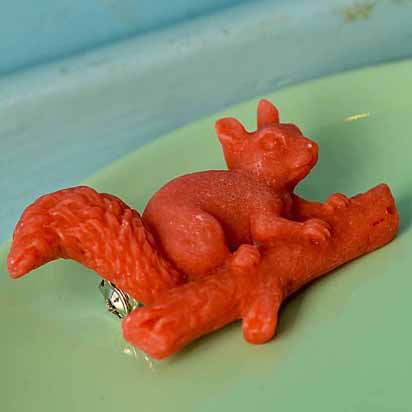 wardy outdoors squirrel brooch flame red