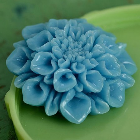 tolly flower brooch - powder blue